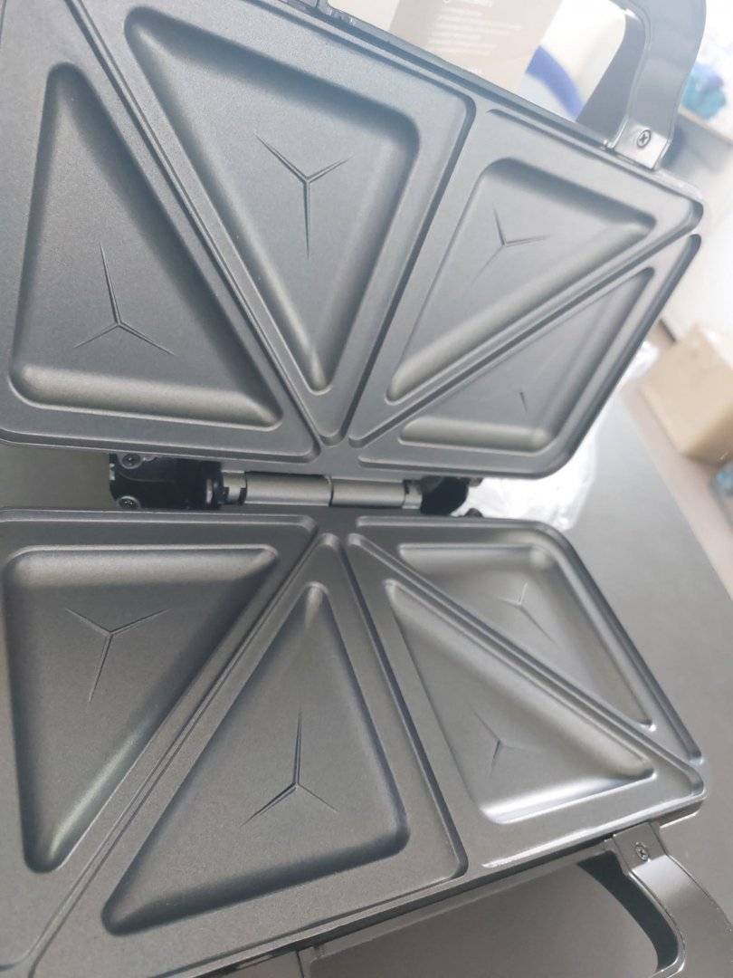 Bestron ASM90XLSAT – Sandwich Maker XL - PRODUS RESIGILAT, FARA URME DE UTILIZARE, DAR CU UN DEFECT VIZIBIL (VEZI FOTO)