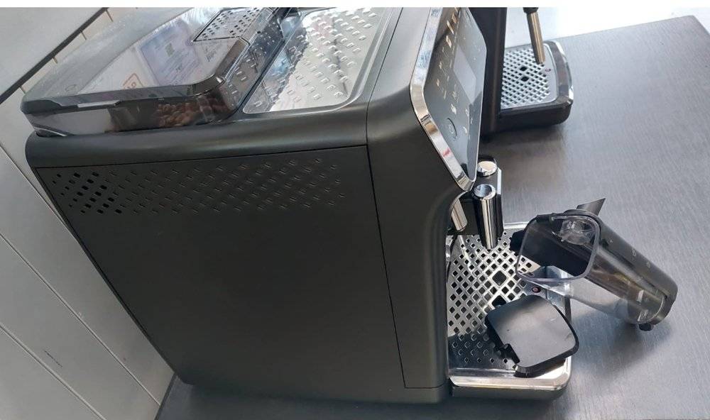 Espressor automat Philips Seria 5400 LatteGo EP5441, 1500W, 15 bari, 12 bauturi, rasnita ceramica, display color, negru (Produs resigilat cu urme de utilizare)